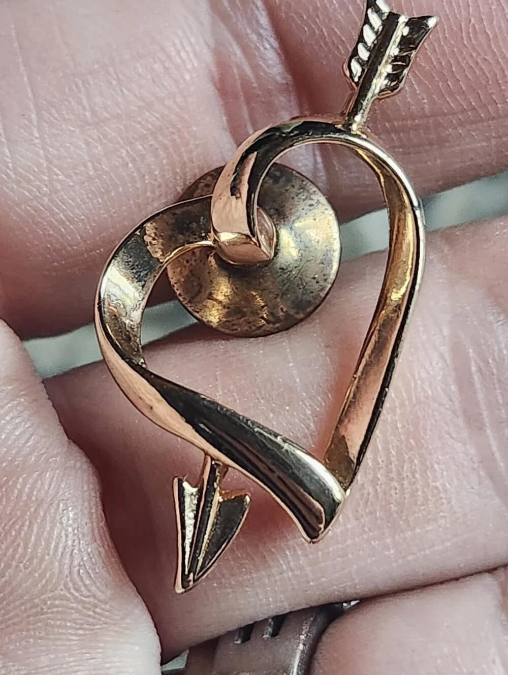 Vtg Avon Gold Tone Open Heart with Arrow Accent Pin Brooch